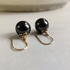 ITEM DESCRIPTION: >> The earrings are made from Solid 14K Yellow Gold. >> Black Pearl in sphere shape is studded on it with utmost precision. >> This is a minimalist design and is absolutely hassle-free and everyday jewelry. Gem: black Pearl Gem size: 12 mm Gem weight: 24.90 carats Gold purity: 14K (58.33% approx.) Gold weight: 0.65 grams Gross weight: 5.63 grams The Gold purity is guaranteed and it comes with authentic 14K gold hallmark. Since these Earrings are handmade, they are Nickel/Lead F Black Pearl Drop Earrings, Black Pearl Jewelry, Drop Earrings Pearl, Gold Minimalist Jewelry, Black Pearl Earrings, Handmade Jewelry Box, Bezel Earrings, Yellow Gold Earrings, Sphere Ball