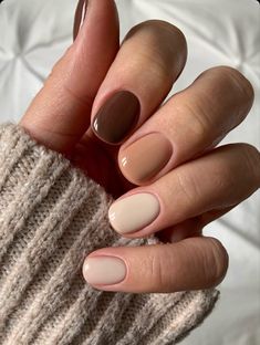 5 Color Nails Fall, Simple Nail Designs Gel Natural, Fall Minimal Nails, Simple Fall Manicure, Coffee And Cream Nails, Coffee Gel Nails, Fall Nails Browns, Call Nail Colors 2023, Autumn Simple Nails