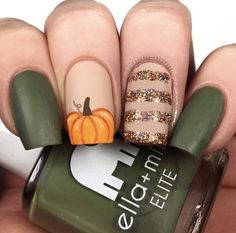 Upgrade your regular polish with these fall nail art ideas. Pumpkin Nail Art, Nagellack Trends, Pumpkin Nails, Fall Nail Art Designs, Colorful Nails, Fall Acrylic Nails, Thanksgiving Nails, Halloween Nail Designs, Fall Nail Art