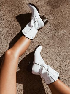 Oddly Specific, Shoes Trends, Festival Shoes, Hot Boots, Ootd Outfits, Boots Vintage, Boots White, Western Design, Baby Cowboy