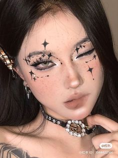 Hear me out, it's not Christmas makeup, but it's still really beautiful Creative Eyeliner Looks Hooded Eyes, Star Makeup Aesthetic, Cat Inspired Makeup, Black And White Makeup Looks, Soft Alternative Makeup, Graphic Makeup Looks, Party Eyeliner, Unique Eye Makeup