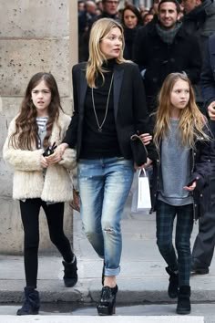 Celebrity Jeans, Kate Moss Street Style, Kate Moss Style, Street People, Unique People, Turtleneck Outfit, Walking Down The Street, Fashion Articles, Mode Casual