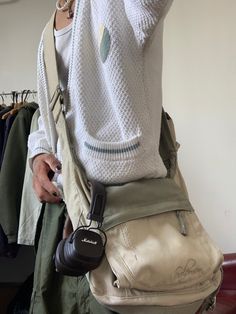 Y2k Bags Men, White Backpack Outfit, Sling Bag Outfit, Vintage Sling Bag, Y2k Bags, Masc Fashion, Stylish School Bags, Backpack Outfit, My Style Bags