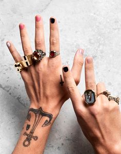 Harry Styles Rings, Harry Styles Hands, Make Up Primer, Harry Styles Nails, Harry Styles Update, Mens Nails, Harry Edward Styles, Edward Styles, French Manicure