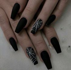 Simple Goth Nail Art, Halloween Nails 2023 Coffin, Halloween Acyrilics Nails, Acrylic Black Nails Designs, Simple Goth Nails Short, Acrylic Nails Black Designs, Grunge Halloween Nails, Horror Movie Nails Acrylic, Emo Black Nails