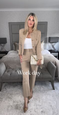 Fashion Outfits 2024 Trends Winter, Tan Blazer Outfits Women, Feminine Suits, Boucle Jacket Outfit, Buisness Outfits, Look Office, Spring Work Outfits, Beige Outfit, Business Casual Outfits For Work