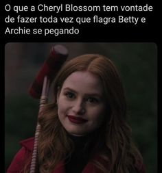 a woman holding a baseball bat in her hand with the caption'o que a cheyl blossom ten vontade de fazer toda vez que que flagra betty e arche pecando