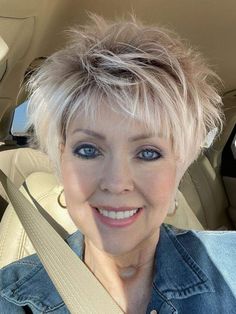 Short On Top Layered Hair, Short Messy Hair Choppy Pixie Cuts, Short Choppy Hair Edgy Messy Pixie Bob Hairstyles, Very Short Bob Haircuts, Asymmetrical Haircut, Short Silver Hair