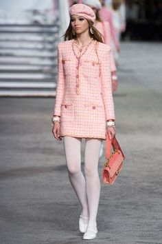 Chanel Beret, Vestidos Chanel, Paris Cruise, Vogue Clothes, Chanel Photo, White Tweed Dress, Chanel 2019, Paris Vogue