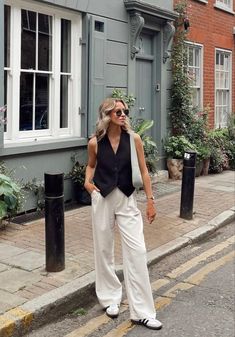 Summer Waistcoat Outfit, Waistcoat Outfit Women Summer, New York Spring Outfits 2024, Summer City Break Outfit, Black Vest Outfit, Rome Outfits, Waistcoat Outfit, City Break Outfit