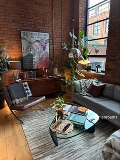 Masculine loft, Loft apartment, Industrial style, Urban living, Loft living, Masculine decor, Masculine interior design, Industrial chic, Raw materials, Exposed brick, Concrete walls, Metal accents, Loft furniture, Leather furniture, Dark color palette, Masculine color scheme, Vintage elements, Vintage decor, Distressed finishes, Rustic touches Lots Of Plants, Interior Design Per La Casa, Loft Living, Style Deco, Loft Apartment, Design Del Prodotto