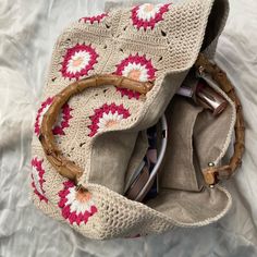 In the photo there is a beige crochet bag with pink and white granny squares and bamboo handles. Crochet Granny Square Bag, Granny Square Bag, Crochet Granny Square, Bamboo Handles, Crochet Granny, Square Bag, Granny Square, Handles