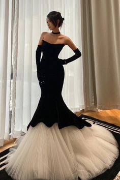 Vintage Long Strapless Satin Evening Dresses With Gloves Mermaid Black Tulle Pleated Sweep Train Formal Party Dress for Women Prom Dress With Gloves, Velvet Evening Gown, Mermaid Gown Prom, Robes Glamour, Velvet Evening Dress, Satin Evening Dresses, Prom Dress Inspiration, Formal Party Dress, Black Evening Dresses