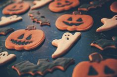 halloween cookies decorated with icing and spooky bats, pumpkins and jack - o'- lanterns