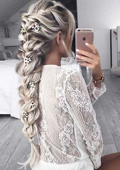 Les beaux jours sont enfin de retour, et forcément, nous n'avons plus qu'une envie : de la délicatesse, du glamour, et de la fraîcheur... Wedding Hair Tips, Balayage Long Hair, Asymmetrical Hairstyles, Fishtail Braid, Long Blonde, Short Hairstyle, Fish Tail Braid, Homecoming Makeup, Homecoming Hairstyles