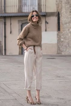 Winter Office Wear, Stile Casual Chic, Look Zara, Beige Outfit, Beige Pants, Turtle Neck Sweater, Outfits Winter