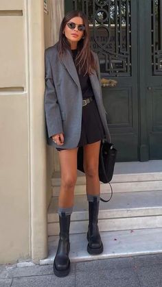 Fashion: #fashion, #style, #outfitinspiration, #beauty Athens Outfit Winter, Gray Oversized Blazer Outfit, Vinter Mode Outfits, Mode Casual, Chic Outfit, Mode Inspo, Blazer Outfits, Chunky Boots