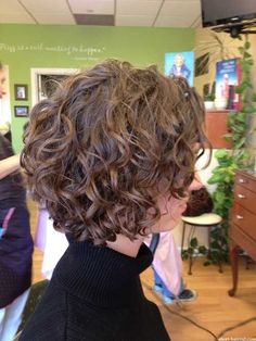 Loose Curly Bob Hairstyle for Short Hair (Side View) - Hairstyles Weekly Short Haircuts Curly Hair, Short Curly Hairstyles For Women, Bob Haircut Curly, Short Curly Bob, Popular Haircuts, Curly Bob Hairstyles