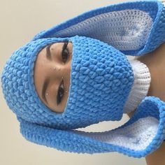 a mannequin's head wearing a blue knitted hat