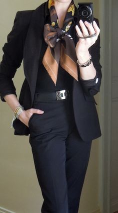 Elegant Work Wear, Classic Work Outfits, Business Wardrobe, Mode Tips, Scarf Trends, Mode Casual, Professional Attire, Hermes Scarf, Black Suit