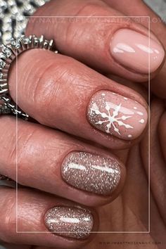 Snowflake Nail Art Easy, Snowflake Manicure Ideas, Short Snowflake Nails Simple, Neutral Holiday Nail Designs, Blue Xmas Nails Short, Holiday Gel Nails Winter Short, Short Nail Colors Winter, Pink Christmas Nails Rose Gold, Snowflake Gel Nail Designs