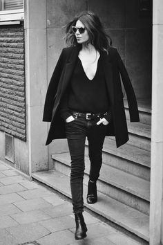 Walking Down The Street, Woman In Black, Chic Chic, Paris Mode, Outfit Formulas, Bohol, Hipster Outfits, Rocker Chic