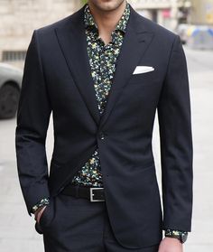 Floral Suit Men, Sports Coat And Jeans, Floral Shirt Outfit, Terno Slim Fit, Down Suit, Suit Combinations, Black Suit Men, Casual Suits, Gentleman Aesthetic