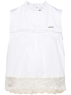 white cotton rear hook and eye fastening logo plate at the chest lace trim at the hem ruffles at round neck sleeveless Elegant White Cotton Lace Top, Elegant Cotton Lace Top With Ruffles, Elegant White Lace Top With Broderie Anglaise, Elegant Sleeveless Cotton Lace Top, White Sleeveless Lace Top For Daywear, White Sleeveless Blouse With Broderie Anglaise, Sleeveless Cotton Lace Top With Crochet Trim, White Cotton Lace Sleeveless Top, White Sleeveless Blouse With Lace Trim