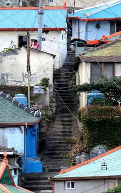 an alleyway with steps leading up to houses