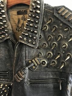 Battle Jacket, Diy Jacket, Distressed Jacket, Men's Leather Jacket, Mötley Crüe, Punk Outfits, Vintage Leather Jacket, Jacket Design