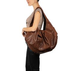 Borsa hobo in pelle di vitello

 Doppi manici tote 46 cm (18.11'')

 Chiusura con cerniera a doppio cursore

 Interno: fodera in lino con una custodia in pelle con cerniera al guinzaglio




 Dimensioni: H36xL70xP22cm (H14.17"xL27.56"xP8.66")

 Prodotto fatto a mano in Italia

 Borse Henry Beguelin

 BD5514 Cool Fits, Leather Hobo Bag, Milan Italy, Leather Hobo, Leather Pouch, Winter Sale, Hobo Bag, Calf Skin, Leather