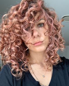 Blonde Curly Hair Pink Highlights, Brown And Pink Hair Curly, Rose Gold Balayage Curly Hair, Rose Gold Hair Brunette Curly Hair, Curly Hair Pink Highlights, Curly Rose Gold Hair, Rose Gold Curly Hair, Curly Pink Hair, Blond Rose