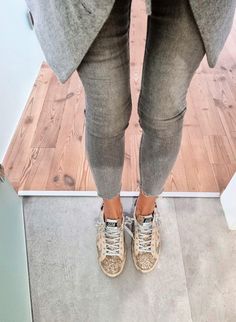 Sparkly Golden Goose, Sneaker Outfit Ideas, Sneaker Outfit Fall, Annie Leblanc Outfits, Matilda Djerf Style, Sparkly Fashion, Scandi Fashion, Paris 2023