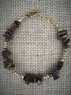 Have fun wearing this boho, chipped stone bracelet. It is made with natural chipped stone in brown/gold hues. Accented with glass beads and a pretty antique gold toggle clasp. It is lightweight and nickel free. a great piece for any casual outfit, especially denim! You are certainly going to need the matching necklace and earrings! Check them out in my shop! Crystal Jewerly, White Crystal Bracelet, Brown Bracelet, Gold Armband, Jewelry Stone, Natural Stone Jewelry, Bracelet Boho, Handmade Jewelry Gift, Bracelet Beaded