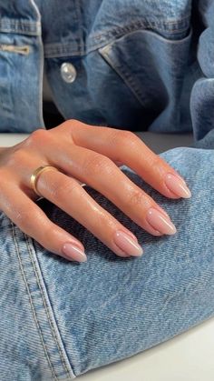 super cute nails.  classy looks with short almond shaped nail in nude , very natural classy nail Kutek Disney, Subtle Nails, Minimal Nails, Work Nails, Classy Acrylic Nails, Soft Nails, Ideas Outfit, Neutral Nails, Clean Nails