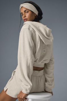 A cozy classic with a shrunken silhouette, the Sweet Escape has a hood, a front zipper, ribbing at the cuffs and a waist-grazing hem. The pocketless design creates a streamlined fit, and the seamed details along the back and arms elevate the look for outside-the-house adventures. Plus, it’s all made from our soft, smooth, incredibly comfy Accolade fabric. Cozy Fall Athleisure, Alo Yoga Hoodie, Alo Fits, The Sweet Escape, Fall Athleisure, York Outfits, Yoga Hoodie, Luxury Activewear