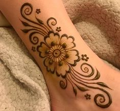 Foot Henna Designs Simple Easy, Simple Foot Mehndi Designs, Foot Henna Designs, Hanna Tattoos, Henna Ankle, Basic Henna, Mehndi Inspiration, Small Henna Designs