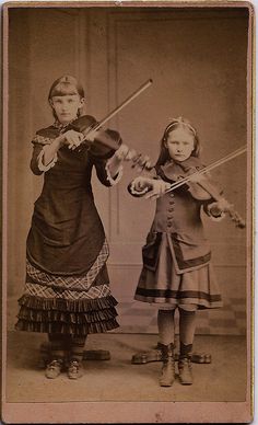 Littleton New Hampshire, Emily Reynolds, Vintage Violin, Violin Practice, Vintage Foto's, Vintage People, Violin Players, Learn Violin, Violin Lessons