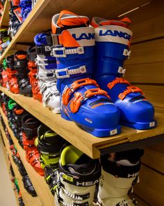 many pairs of snow boots are on the shelf