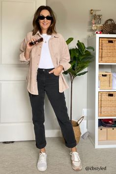 Outfit With Shacket, Casual Black Jeans Outfit, Faded Black Jeans Outfit, Black Jeans Outfit Casual, Black Mom Jeans Outfit, Black Jeans Outfit Fall, Light Jeans Outfit, Casual Jeans Outfit, Jeans And Sneakers Outfit