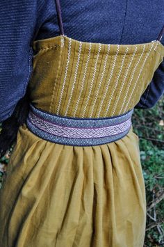 Maena Craft: Juliet wearing one of my weaving belt on her wonderful viking dress! Sca Garb Women, Hair For Plus Size Women, Copenhagen Dress, Viking Apron Dress, Viking Embroidery, Sca Garb, Viking Garb, Viking Reenactment, Viking Dress