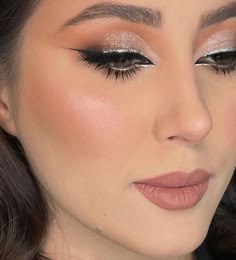 Makeup Ideas Silver Dress, Light Makeup Glam, Silver Makeup Looks For Wedding, Silver Dress Makeup Look, Makeup For Silver Dress, Silver Glam Makeup, Party Glam Makeup, Silver Glitter Eye Makeup