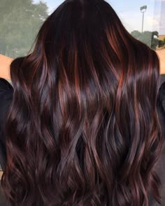 coloration balayage rouge cheveux noirs très longs Mahogany Balayage, Dark Copper Balayage Brunette, Curly Highlights, Mahogany Hair, Chocolate Hair, Red Highlights, Winter Hair Color