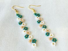 Daisy Chain Earrings Beaded Daisy Earring Green Daisy - Etsy Seed Bead Keychain, Daisy Chain Earrings, Anting Manik, Beaded Daisy, Diy Seed Bead Earrings, Beaded Jewelry Earrings, Seed Bead Crafts, Green Daisy, Engagement Mehndi Designs