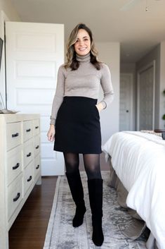 Outfits Black Mini Skirt, Black Mini Skirt Outfits, Outfit Ideas For Thanksgiving, Womens Outfit Ideas, Work Skirt Outfit, Comfortable Fall Outfits, Black Mini Skirt Outfit, Ideas For Thanksgiving, Black Skirt Outfits