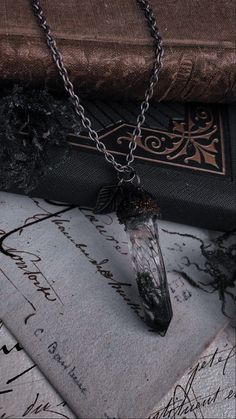 Dark Royalty Aesthetic, Portret Feminin, Medieval Aesthetic, Royalty Aesthetic, Royal Aesthetic, Magic Aesthetic, Magical Jewelry, Witch Aesthetic, Dark Academia Aesthetic