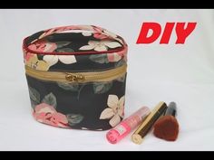 HƯỚNG DẪN MAY TÚI HỘP ĐỰNG ĐỒ TRANG ĐIỂM | MAY TÚI VÍ | Ặt Củ Tỏi DIY - YouTube Motivate Me, Diy Youtube, Box Bag, How To Sew, How To, A Box, Molde