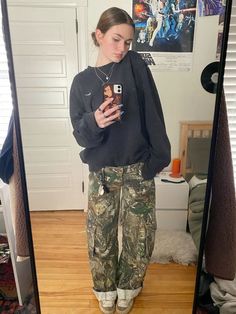 Soldier Pants Outfit Women, Camo Cargo Jeans Outfit, Baggy Pants And Jacket Outfit, Outfit Inspo Camo Pants, Aesthetic Camo Pants Outfit, Camo Parachute Pants Outfit, How To Style Camo Pants Women, Camo Pant Outfits For Women, Camo Fits Aesthetic