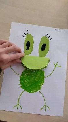 Green Craft For Preschool, Kindergarten Art Projects, Frog Crafts, Montessori Toddler Activities, Classroom Art Projects, Preschool Arts And Crafts, Preschool Art Activities, Hand Crafts For Kids, Daycare Crafts