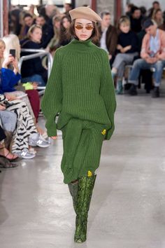 Aalto Prêt-À-Porter Automne-Hiver 2019 - tendances mode, beauté, mannequins et inspirations Knitting Fashion, Paris Mode, Armani Prive, Autumn Street Style, Green Outfit, Giambattista Valli